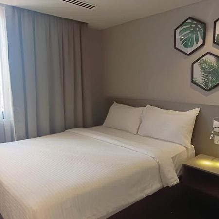 บาฮารี พาเหรดโฮเต็ล บาย พีเอชซี Hotel จอร์จทาวน์ ภายนอก รูปภาพ